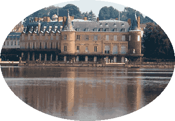 Rambouillet: Das Schloss und dahinter die Stadt, über den großen See im Schlossgarten "herangeholt" (03.06.2001). Foto © Peter Liehr